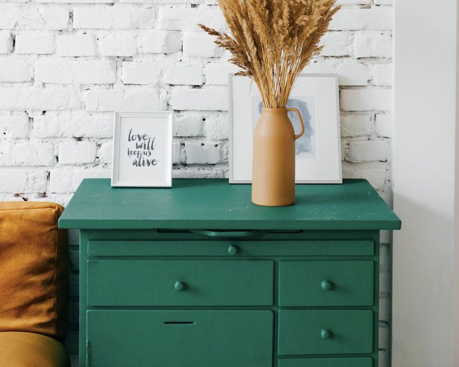 Illustration d'une table avec un vase et un cadre